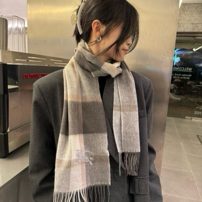 バーバリー バーバリーカシミヤチェック。100％カシミヤ