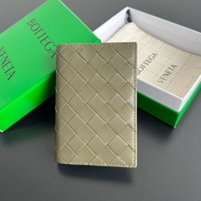 BOTTEGA VENETA イントレチャート パスポートケース ユニセックス 13.3×9.5cm