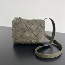 BOTTEGA VENETA ディアゴ レザーショルダーバッグ ユニセックス 22.5×16.5×5.5cm