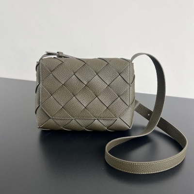 BOTTEGA VENETA ディアゴ レザーショルダーバッグ ユニセックス 22.5×16.5×5.5cm