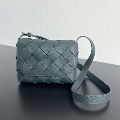 BOTTEGA VENETA ディアゴ グラニューレザー メンズショルダー ユニセックス 22.5×16.5×5.5cm