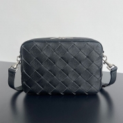 BOTTEGA VENETA カメラバッグ グラニューレザー メンズ 29×19.5×7.5cm