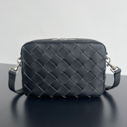 BOTTEGA VENETA カメラバッグ グラニューレザー メンズ 29×19.5×7.5cm