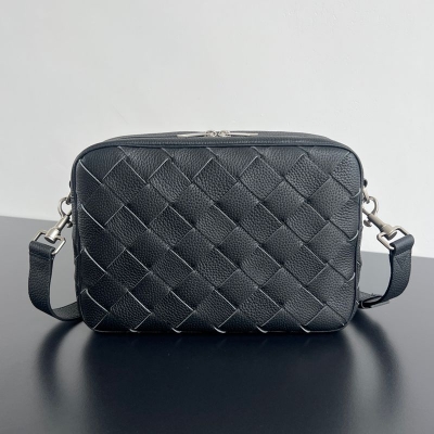 BOTTEGA VENETA カメラバッグ グラニューレザー メンズ 29×19.5×7.5cm