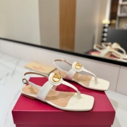 【VALENTINO】新作Vサンダルレディース