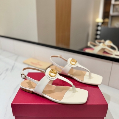 【VALENTINO】新作Vサンダルレディース
