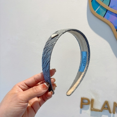 プラダ スタイル ヘアバンド レター