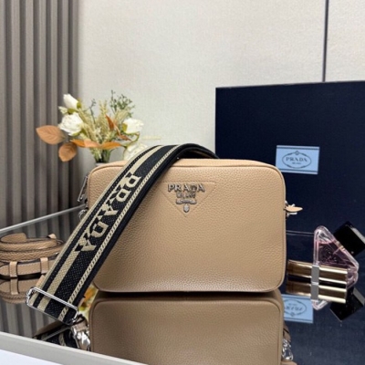 PRADA ショルダーバッグ ディアスキンレザー デュアルストラップ メンズ 22×14×8cm