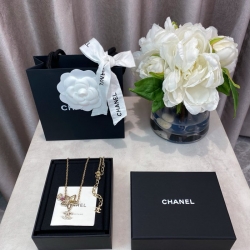 ネックレス スワロフスキー彩星×ダブルCネックレス — 麻花チェーン、星モチーフ、カラフルで春夏季にぴったり