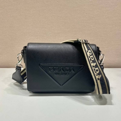 PRADA ショルダーバッグ サフィアーノレザー 刺繍テープ付き メンズ 26×18×6.5cm