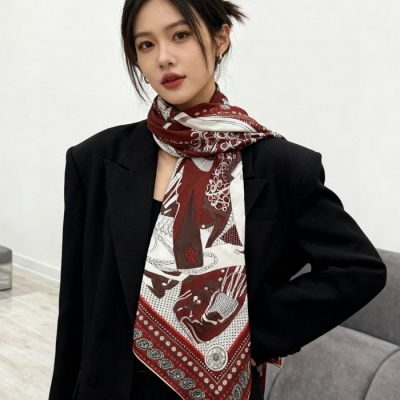 エルメス カシミヤ新作。両面同色。立体パターン。70％カシミヤ30％シルク 140cmx140cm