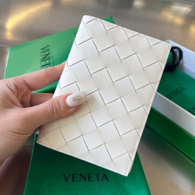 BOTTEGA VENETA イントレチャート パスポートケース ユニセックス 13.3×9.5cm