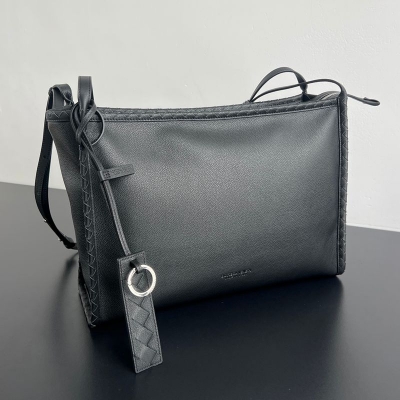 BOTTEGA VENETA コリエーレ グラニューレザー バッグ ユニセックス 39×29×14.5cm