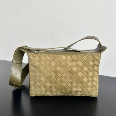BOTTEGA VENETA トリベカ スエード ランチバッグ メンズ 30.5×20×9cm