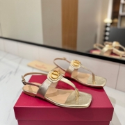 【VALENTINO】新作Vサンダルレディース