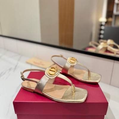 【VALENTINO】新作Vサンダルレディース