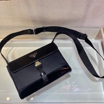 PRADA メッセンジャーバッグ リサイクルナイロン ユニセックス 20×15.5×4cm