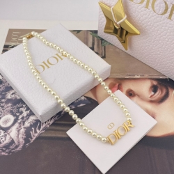 ネックレス D アルファベットパールネックレス — ワイヤレスパールデザイン、アートピースのような存在感、仙気あふれる仕上がり