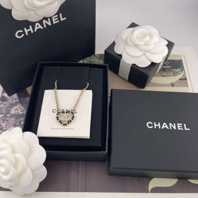 ネックレス C レザー×ハートネックレス — 25AW最新作、スワロフスキー使用、黒革とハートのコントラスト、長さ調節可