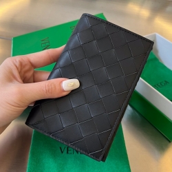 BOTTEGA VENETA イントレチャート パスポートケース ユニセックス 13.3×9.5cm