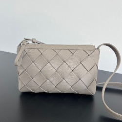 BOTTEGA VENETA ディアゴ イントレチャート ショルダーバッグ メンズ 25×15×5cm