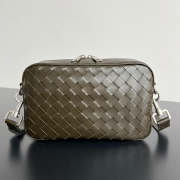 BOTTEGA VENETA レザーカメラバッグ メンズ 24.5×15×6cm