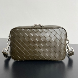BOTTEGA VENETA レザーカメラバッグ メンズ 24.5×15×6cm