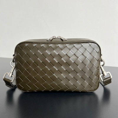 BOTTEGA VENETA レザーカメラバッグ メンズ 24.5×15×6cm