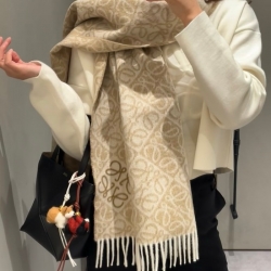 ロエベ 新作チェッカースカーフ