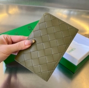 BOTTEGA VENETA イントレチャート パスポートケース ユニセックス 13.3×9.5cm