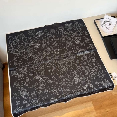 シャネル オリジナル90cmシルクスカーフ。手巻き裾。100％シルク 90X90cm