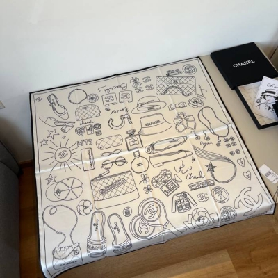 シャネル オリジナル90cmシルクスカーフ。手巻き裾。100％シルク 90X90cm