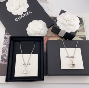 ネックレス C スクエアモチーフネックレス — シンプルながらもヴィンテージ感、軽やかで上品