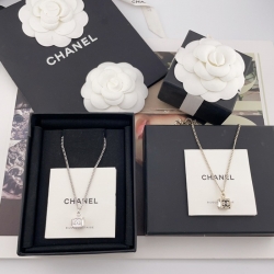 ネックレス C スクエアモチーフネックレス — シンプルながらもヴィンテージ感、軽やかで上品