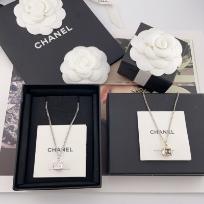 ネックレス C スクエアモチーフネックレス — シンプルながらもヴィンテージ感、軽やかで上品