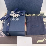 ブローチ D スズラン（鈴蘭）ブローチ — 幸福を象徴するデザイン、マットな質感、シルバーシャドウのスワロフスキー