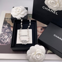 ネックレス C ホワイトエッジ×滿鑽ダブルCパールネックレス — クリスタルを透明エナメルで包み込む重厚感、女神感あふれる逸品