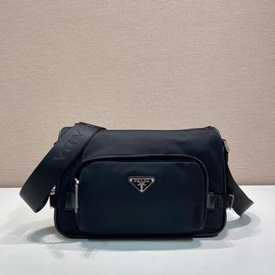 PRADA メッセンジャーバッグ リサイクルナイロン サフィアーノ メンズ 28×17.5×10cm