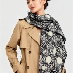 シャネル 25年秋冬新作。ツイード風とカメリア。140両面シルクベロアストール 135x135cm