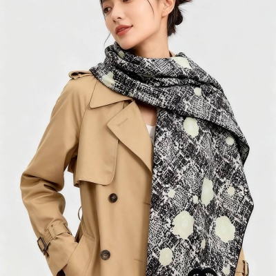 シャネル 25年秋冬新作。ツイード風とカメリア。140両面シルクベロアストール 135x135cm