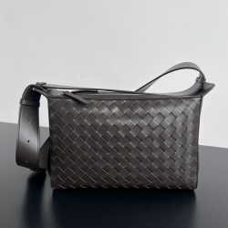 BOTTEGA VENETA トリベカ カーフレザー ランチバッグ メンズ 30.5×20×9cm