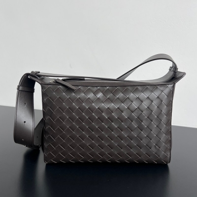 BOTTEGA VENETA トリベカ カーフレザー ランチバッグ メンズ 30.5×20×9cm