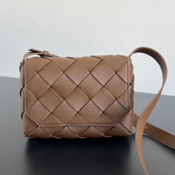 BOTTEGA VENETA ディアゴ レザーショルダーバッグ ユニセックス 22.5×16.5×5.5cm