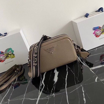PRADA ショルダーバッグ ディアスキンレザー デュアルストラップ メンズ 22×14×8cm