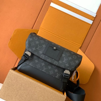 LOUIS VUITTON ボヤジャー メッセンジャーバッグ メンズ 33×22.5×11cm