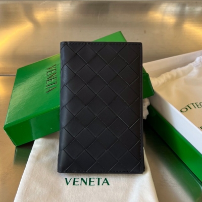 BOTTEGA VENETA イントレチャート パスポートケース ユニセックス 13.3×9.5cm