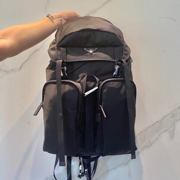Prada 登山 リュック ナイロン ブラック 2VZ019 サイズ:52x32x19cm Prada 登山 リュック ナイロン ブラック 2VZ019 サイズ:52x32x19cm