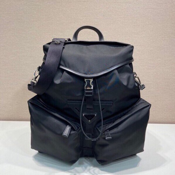 Prada ランウェイ リュック ナイロン ブラック 2VZ108 サイズ:45x38x18cm Prada ランウェイ リュック ナイロン ブラック 2VZ108 サイズ:45x38x18cm
