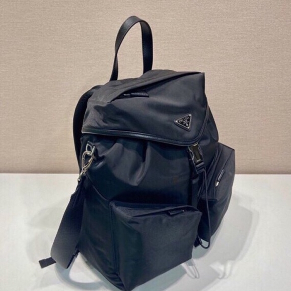 Prada ランウェイ リュック ナイロン ブラック 2VZ111 サイズ:38x30x17cm Prada ランウェイ リュック ナイロン ブラック 2VZ111 サイズ:38x30x17cm