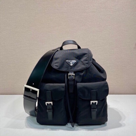Prada 新作 リュック ナイロン ブラック 2VZ110 サイズ:39x34x15cm Prada 新作 リュック ナイロン ブラック 2VZ110 サイズ:39x34x15cm